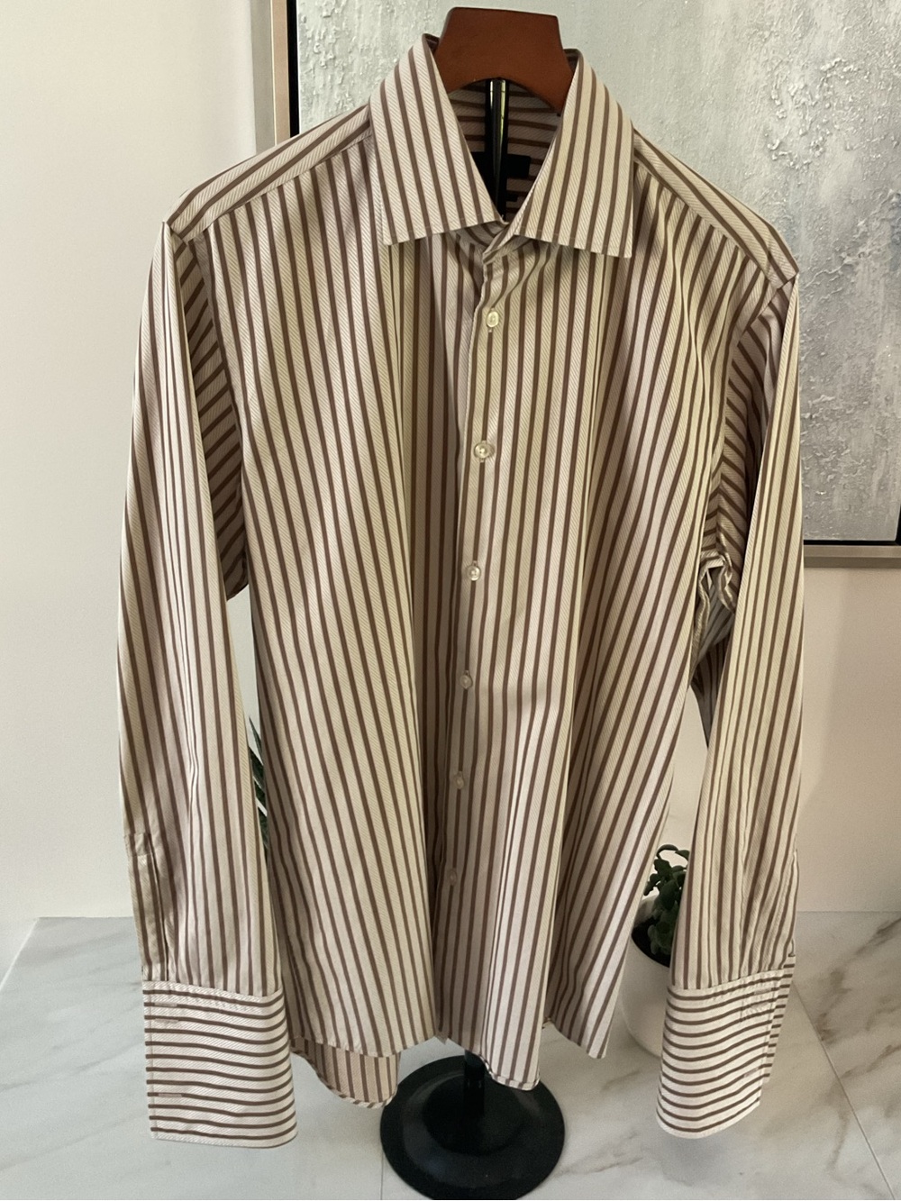 Hugo Boss Lawerence Two Ply Textured with Long-French Cuffed Sleeves.